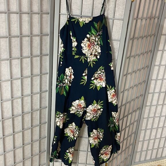 Tropical floral jump suit, Women’s Small (tag says large). Fits like a small - Picture 2 of 6